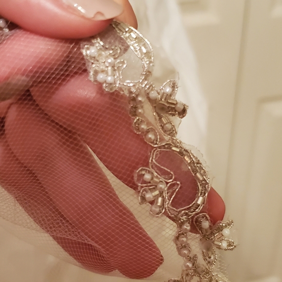 Wedding dress - Picture 3 of 13